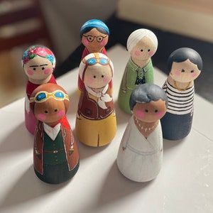 Girls Dollhouse, Wood Peg Dolls, Peg People, Clothespin Dolls, Doll Family, Wooden Doll, Natural Toys, Pin Doll, Doll Painting