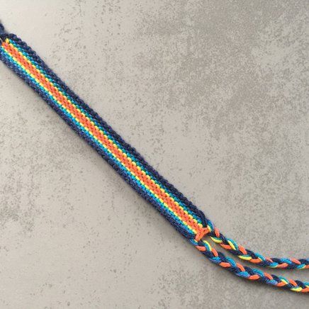 Floss Bracelets, Mochila Crochet, Cool Friendship Bracelets, String Bracelet Patterns, Yarn Bracelets, Friendship Bracelet Patterns Easy, Cute Friendship Bracelets, Macrame Bracelet Patterns, Handmade Friendship Bracelets