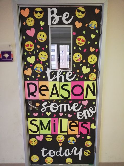 Be The Reason Someone Smiles Today Bulletin Board, Emoji Door Decorations Classroom, Emoji Decoration Ideas, Smiley Face Classroom Door Ideas, Smiley Bulletin Board Ideas, Emoji Bulletin Board Ideas, Class Door Decoration Ideas High School, Smiley Face Classroom Theme, Smiley Classroom