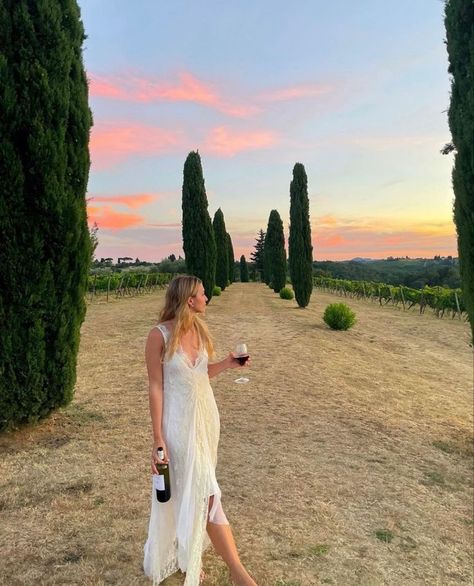 Tuscany Wine Tasting Outfit, Old Money Spain Aesthetic, Winery Outfit Inspo Summer, Wine Tasting In Italy Outfit, Wine Tasting Picture Ideas, Tuscany Picture Ideas, Napa Valley Picture Ideas, Tuscany Wine Tour Outfit, Winery Inspo Pics