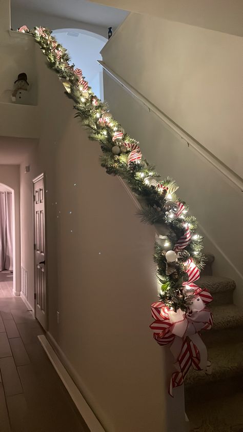 Stair Garland, Garland Staircase, Christmas Garland Staircase, Christmas Garland On Stairs, Christmas Stairs, Christmas Idea, Seasonal Decorations, House Decorating, Xmas Decor