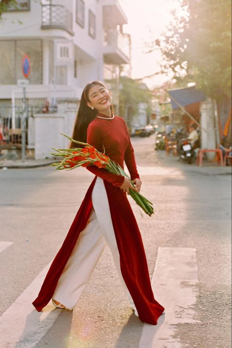 Vietnamese Ao Dai Traditional Dresses, Vietnamese Womens Fashion, Asian Culture Outfit, Chup Anh Tet, Ao Dai Graduation Photoshoot, Ao Dai Graduation, Ao Dai Photoshoot, Ao Dai Tet, Imlek Outfit