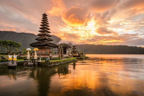 Pura Ulun Danu Bratan, Hindu temple on Bratan lake landscape, one of famous tourist attraction in Bali, Indonesia Voyage Bali, Bali Vacation, Legian, Boeing 777, Lake Landscape, Hindu Temple, Bali Travel, Travel Packages, Krabi