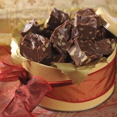 CARNATION® FAMOUS FUDGE: The reviews are in! This five-star recipe makes an unforgettably delectable holiday gift – one family, friends, and coworkers won't soon forget. And with easy variations, you can make milk chocolate, butterscotch, or peanutty chocolate fudge. Famous Fudge, Dessert Simple, Fudge Easy, Star Food, Homemade Candies, Candy Desserts, Köstliche Desserts, Yummy Sweets, Fudge Recipes