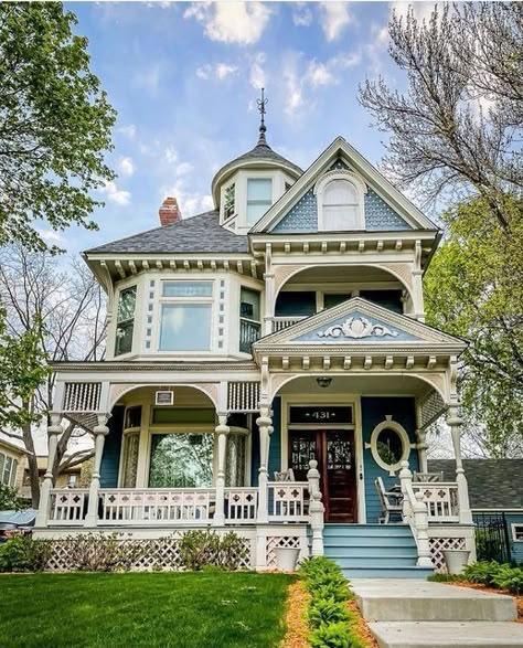 Victorian Style House Bloxburg, Queen Anne House, Victorian Style House, Old Victorian Homes, Saint Paul Minnesota, Victorian Style Homes, House Aesthetic, Casa Vintage, Victorian Mansions