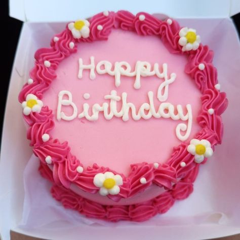 Happy birthday mini cake Small Round Cake Ideas, Cute Circle Cakes, Small Round Birthday Cake, Small Cakes Ideas Birthdays, Birthday Cake Circle, Happy Birthday Mini Cake, Pink Round Cake, Pink Happy Birthday Cake, Small Round Cake