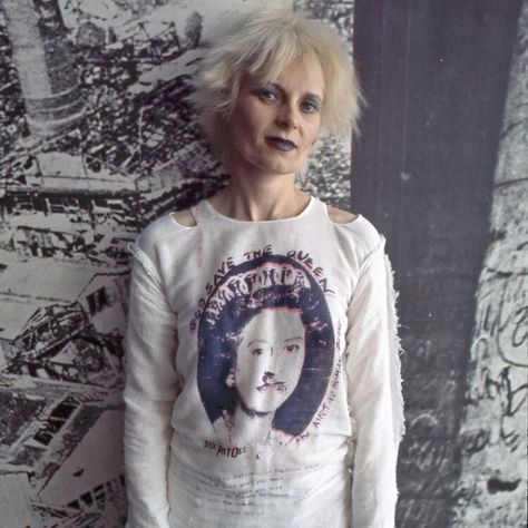 Vivienne Westwood God Save The Queen, Vivienne Westwood Punk, Punk Zine, Malcolm Mclaren, 70s Punk, God Save The Queen, Estilo Hippy, Scottish Fashion, Teddy Boys