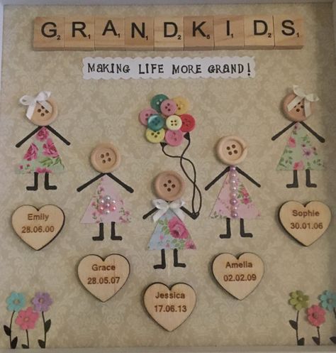 Gift For Grandma From Grandkids, Diy Gift For Grandparents, Grandparents Day Picture Frame Craft, Grandparent Picture Frames, Grandchild Picture Frame, Button Family, Grandkids Scrabble Frame, Scrabble Crafts, Button Creations