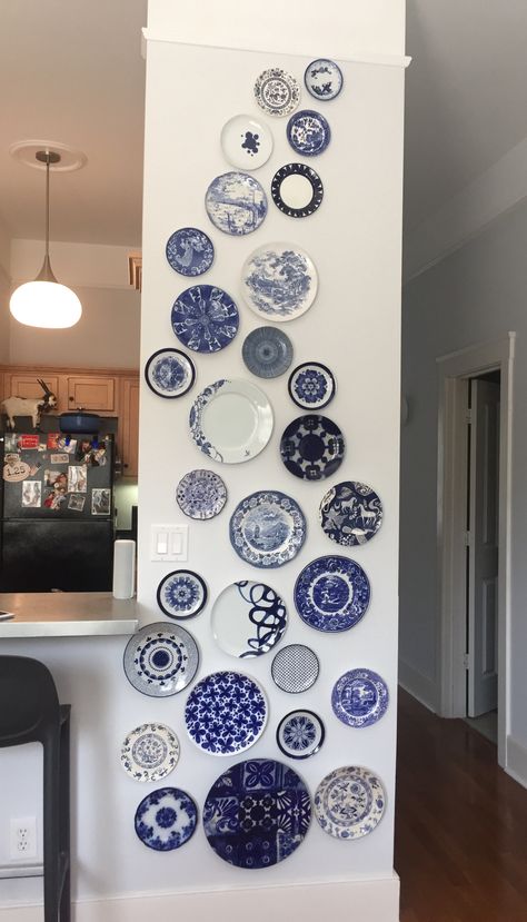 Decor Plates On Wall, Plates For Wall Decor, Wall Decor Plates Ideas, Plates As Wall Decor, Dish Wall Decor, Wall Decor With Plates Ideas, Blue Plates On Wall Display, Plate On Wall Decor, Chinoiserie Plates On Wall