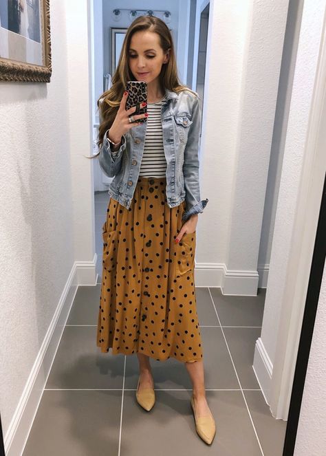 Denim jacket and polka dot midi skirt Rok Midi, Poncho Outfit, Polka Dot Midi Skirt, Denim Jacket Outfit, Midi Skirt Outfit, Cooler Look, Mode Inspiration, Spring Summer Outfits, Outfits Casuales