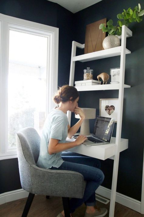 10 idee per l'angolo studio e ufficio a casa | Vita su Marte Leaning Desk, Tiny Desk, Home Office Inspiration, Living Room Corner, Room Corner, Bedroom Desk, Trendy Bedroom, Tiny Bedroom, Small Room Bedroom