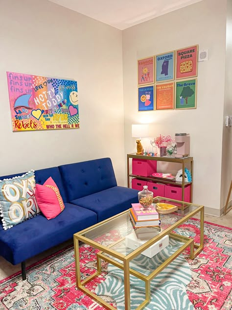 Preppy Salon Decor, Cute Preppy Living Room, Preppy Living Room Apartment, Dorm Bright Colors, Preppy College House Decor, Colorful Preppy Room, Preppy Colorful Living Room, Preppy Lounge Room, Apartment Decorating Preppy