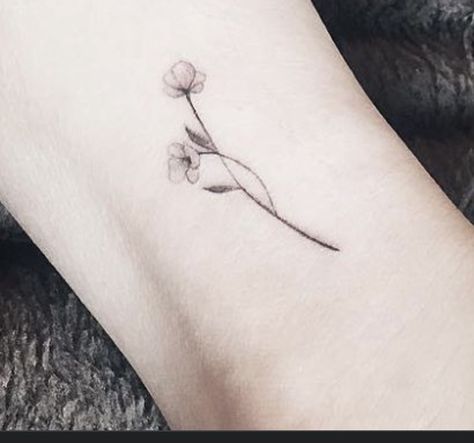 Dainty Flower Tattoos, Tiny Flower Tattoos, Palm Tattoos, Cool Tattoo, Tattoo Zeichnungen, Small Flower Tattoos, Small Girl Tattoos, Geniale Tattoos, Subtle Tattoos