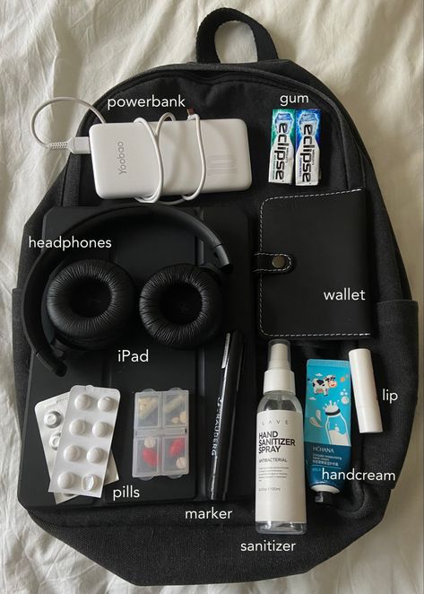 Studie Hacks, Stil Emo, School Backpack Essentials, Everyday Bag Essentials, School Bag Essentials, Backpack Essentials, Travel Bag Essentials, Inside My Bag, Produk Apple