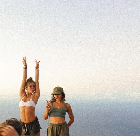 Granola Beach Aesthetic, Happy People Aesthetic, Beach Granola Girl, Adventure Girl Aesthetic, Granola Girl Hair, Hiker Girl Aesthetic, Granola Girl Fits, Mountain Girl Aesthetic, Granola Girl Aesthetic Outfits