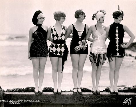 Marion McDonald (R) with other Sennett Bathing Beauties. Style Année 20, Vintage Bathing Suits, Vintage Swim, Look Retro, Vintage Swimwear, Vintage Swimsuits, Foto Vintage, Roaring Twenties, Photo Vintage