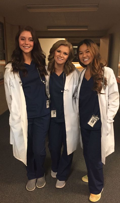 The Hottest Halloween Costume Ideas For 2018 #halloweencostumeideas #halloween2018 #halloweencostumes #halloween Women In Scrubs, Greys Anatomy Costumes, Kostum Disney, Student Costume, Cute Group Halloween Costumes, Bff Halloween Costumes, Halloween Coustumes, College Party, Holloween Costume