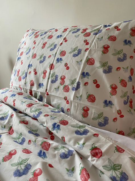 Summer Berries Bedding, Cherry Bedsheets, Berry Sheets, Farm Room Ideas Bedrooms, Red Themed Room, Summer Bed Sheets, Berry Bedding, Fruit Bedroom, Fruit Bedding