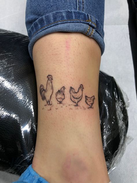 Black and white tattoo! Done by Bobsi (Slobodanka) this tattoo represents my family 🤍 we have a big love for chickens 🐣 Chicken Family Tattoo, Mother Hen Tattoo, Hen And Chicks Tattoo, Baby Chick Tattoo, Chicken Tattoos For Women, Farm Tattoos For Women, Barn Tattoo, Chicken Tattoo Ideas, Saloon Tattoo