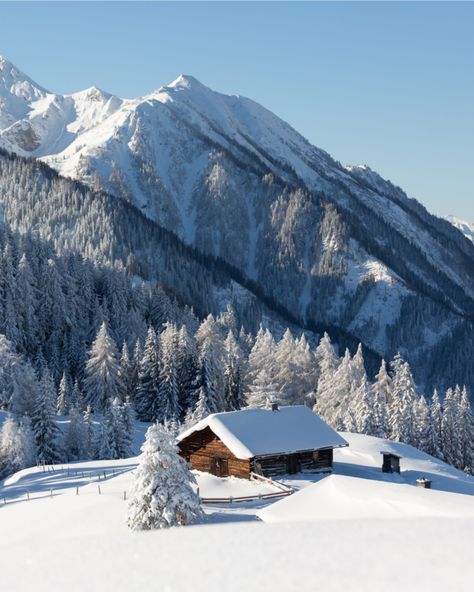 Snow Cabins, Snowy Log Cabin, Snow Places, Winter Norway, Winter Houses, Fever Symptoms, Snow Cabin, Winter Landscape Photography, Snowy Cabin