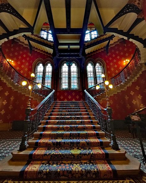 St. Pancras Renaissance Hotel and its Grand Staircase St Pancras Hotel, St Pancras Station, Gothic Revival Architecture, Kings Cross Station, London Underground Stations, London Hotel, Kings Cross, Victorian Buildings, European Destination