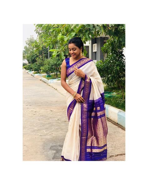 Vithika Sheru on Instagram: “Sunday funday in ammama’s vintage Gadwal saree💜 #gadwalsarees #sarees #handloom #happysoul #positivevibes #sundayfunday…” Vithika Sheru, Saree Model, Gold Mangalsutra, Pink Lehenga, Happy Soul, Saree Models, Saree Look, Pink Saree, Sunday Funday