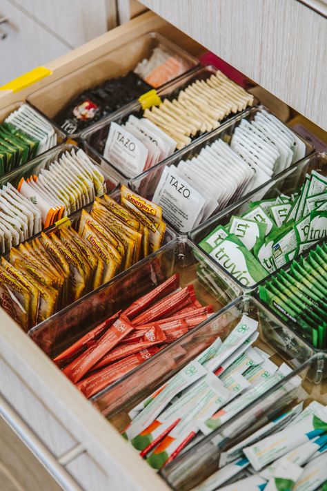 Do you have a messy tea drawer in your house? Well we have the perfect organization idea to keep it clutter free! Tea Drawer, Coffee Organization, Silverware Organization, Bathroom Counter Decor, Tea Organization, Tea Station, House Organisation, Coffee Bars, Kitchen Drawer Organization