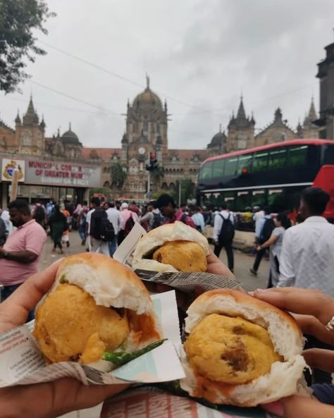 Mumbai . . . . . . . . . . #mumbaikar #mumbai #mumbaiblogger #mumbailove #mumbaiganpati #mumbaifoodie #mumbaiindians #mimbaimerijaan #vlog #vlogger #traveling #travelgram #travel #instatravel #instagram #explore #amaan_khan7052 Mumbai Street Food Snap, Mumbai Food Snap, Mumbai Morning Snap, Mumbai Instagram Stories, Mumbai City Snapchat, Mumbai Snapchat, Mumbai Vibes, Mumbai Snap, Mumbai Tourism