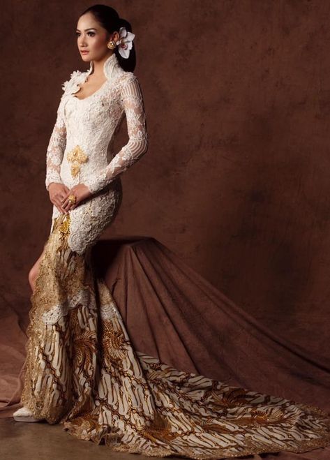 Indonesian Clothing, Simpul Dasi, Kebaya Wedding, Indonesian Wedding, Vogue Photoshoot, Muslimah Wedding Dress, Muslimah Wedding, Kebaya Bali, Modern Kebaya