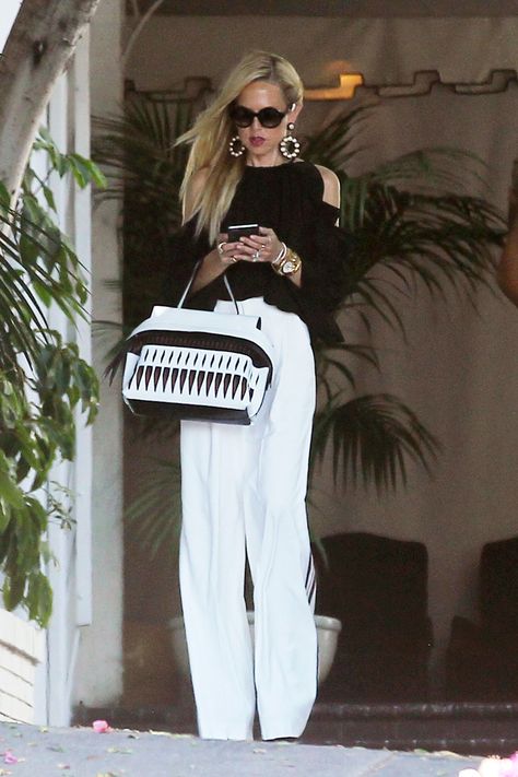 Rachel Zoe Street Style, Rachel Zoe Style, Street Style Outfits Casual, White Pants Outfit, White Wide Leg Pants, White Look, Budget Fashion, Outfit Combinations, Rachel Zoe