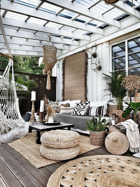 Huiskamergevoel creëren door bij het inrichten van je overkapping ook gezellig wat planten te gebruiken Boho Sisustus, Ruang Tamu Outdoor, Bohemian Patio, Interior Boho, Boho Patio, Boho Outdoor, Back Deck Decorating, Patio Inspiration, Patio Decorating Ideas On A Budget