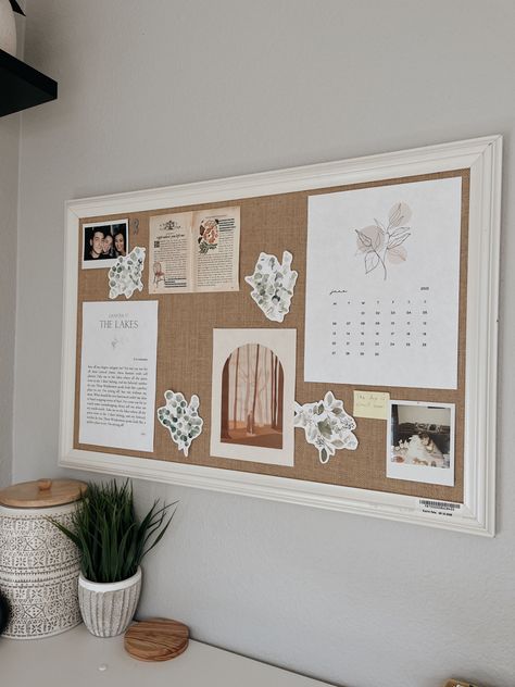 Office Desk Bulletin Board Ideas, Notice Board Ideas Bedroom, Tack Board Ideas Bedrooms, Pretty Cork Board, Desk Board Ideas Aesthetic, Boho Bulletin Board Ideas Bedroom, Bulletin Board Above Desk, Room Board Decor, Hanging Notes On Wall