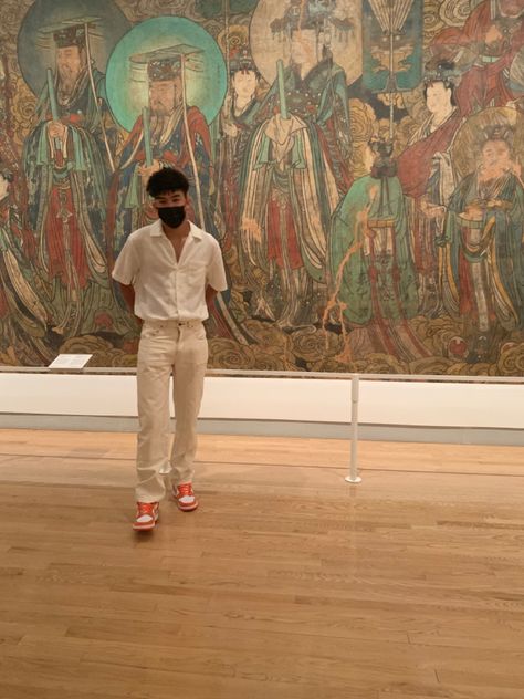 Men’s white outfit in front of art at museum. Wearing Nike dunks, white button up shirt and beige jeans. Museum Outfits Men, Museum Pose Ideas Men, Art Gallery Outfit Men, Museum Outfit Spring, Museum Outfit Men, Museum Outfit Ideas, Gallery Outfit, Photo Museum, Museum Photos