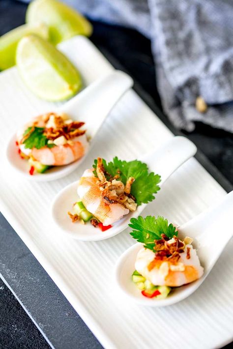 Everyone loves a Thai shrimp salad and these little spoons make a great party appetiser. They are easy to eat, super healthy and look stunning on a party platter. Such a great finger food idea. #appetizer #partyfood #fingerfood #shrimp #thaishrimp Prawns Appetizers, Thai Shrimp Salad, Thai Appetizer, Shrimp Appetizer Recipes, Shrimp Appetizer, Thai Shrimp, Prawn Salad, Fest Temaer, Party Platter