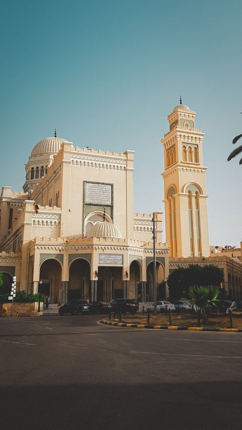 Vintage North Africa, Libyan Architecture, Libya Tripoli, Africa Countries, Arab Architecture, Benghazi Libya, African Photography, Arab Art, Queen Of Hearts Card