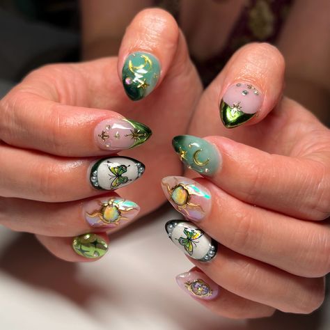 Nail Art Cottagecore, Grunge Fairy Nails, Whimsigoth Nail Art, Cottagecore Nails Acrylic, Cottagecore Nail Art, Secret Garden Nails, Hozier Inspired Nails, Nature Themed Nails, Goblin Core Nails