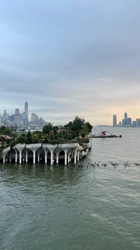 NYC little island skyline sunset Manhattan Long Island Aesthetic, Little Island Nyc, Nyc Core, Nyc Autumn, Nyc Photo Ideas, Anastasia Makeup, New York City Photos, Nyc Summer, York Aesthetic