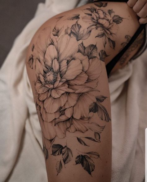 tattoo art Women Rose Sleeve Tattoo, Cool Hip Tattoos For Women, Full Back Flower Tattoo Women, Orchid Tattoo Thigh, Hip Thigh Tattoos Women Ideas, Hip Flower Tattoos Women, Tattoo Flowers Leg, Peony Leg Tattoo, Women’s Hip Tattoo