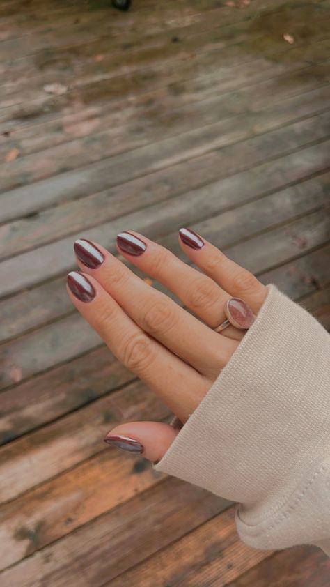 Dark Nails 2023 Trends, January Nails Metallic, November Nail Trends 2023, Brown Chrome Dip Nails, Nails November 2023 Trends, Hot Chocolate Chrome Nails, Fall Nails Chrome Powder, Fall Nail Ideas Chrome, Chocolate Crome Nails