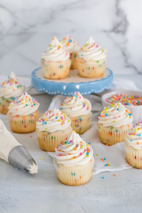 Easy Vanilla Buttercream Frosting, Cake Stand Ideas, Homemade Funfetti Cupcakes, Cake Designing, Confetti Cupcakes, Funfetti Cupcakes, Moist Cupcakes, Fun Cupcake Recipes, Cupcake Pictures