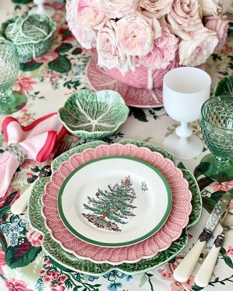 Pink And Green Christmas Table Setting, Christmas Spode Table Setting, Trendy Christmas Trees 2023, Pink And Green Christmas Table, Spode Christmas Tree Table Settings, Red Pink And Green Christmas, Spode Christmas Table Settings, Christmas Dishes Dinnerware, Pink Christmas Tablescapes