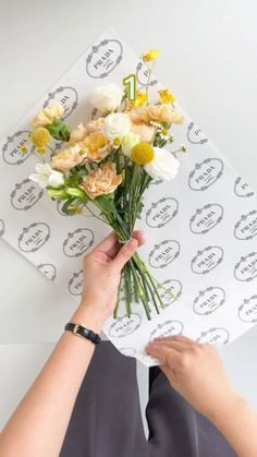 Diy Bouquet Wrap, Gubahan Bunga, Gift Wrapping Techniques, Flower Bouquet Diy, Seni Dan Kraf, Flower Gift Ideas, Gifts Wrapping Diy, Kraf Diy, Bouquet Wrap