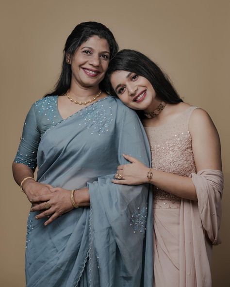 Poses Mother And Daughter, Mother Daughter Poses Indian, Indian Mother Daughter Photography, Poses With Bridesmaids, Indian Family Photography, Diwali Poses, Mother Daughter Photography Poses, Mom Daughter Photos, Mother Daughter Poses