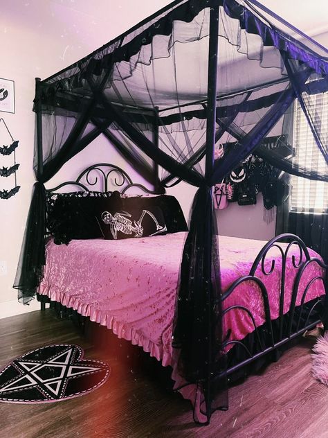 Goth Living Room Ideas, Pink Goth Room, Goth Bedroom Aesthetic, Goth Room Ideas, Emo Bedroom, Goth Living Room, Emo Room, Goth Bedroom, Pink Room Decor