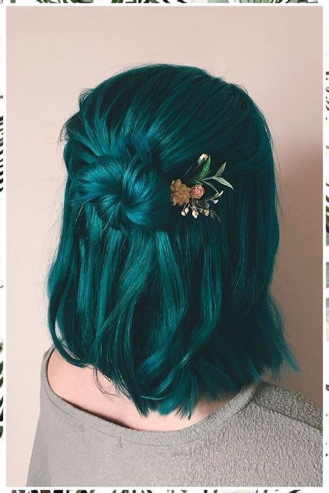 Christmas Hair Color Ideas - Buy while it is still available - So take action right now! Click to visit! Arctic Fox Hair Color, Teal Hair, Flowers In Her Hair, Halloween Hair, Hair Dye Colors, Hair Inspo Color, Cool Hair Color, Grunge Hair, Shoulder Length Hair