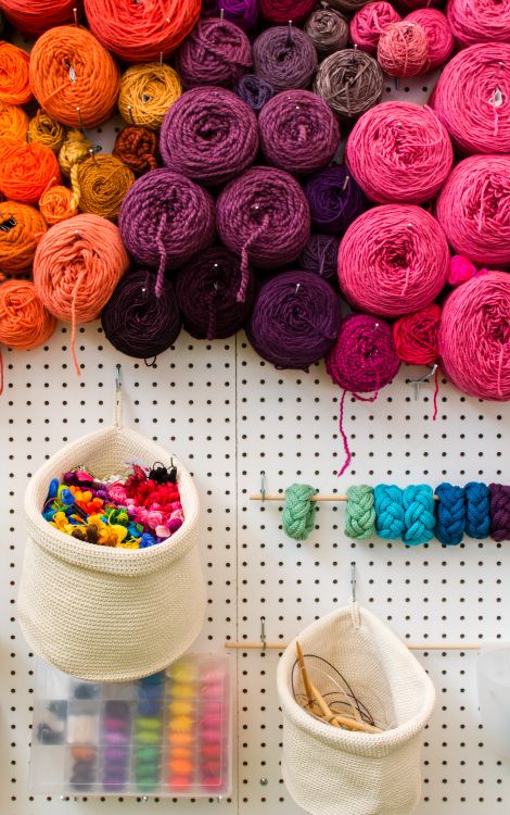 Knitting Studio, Yarn Display, Knitting Room, Knitting Needle Storage, Art Studio Space, Yarn Organization, Dream Craft Room, Yarn Storage, Ideas Para Organizar