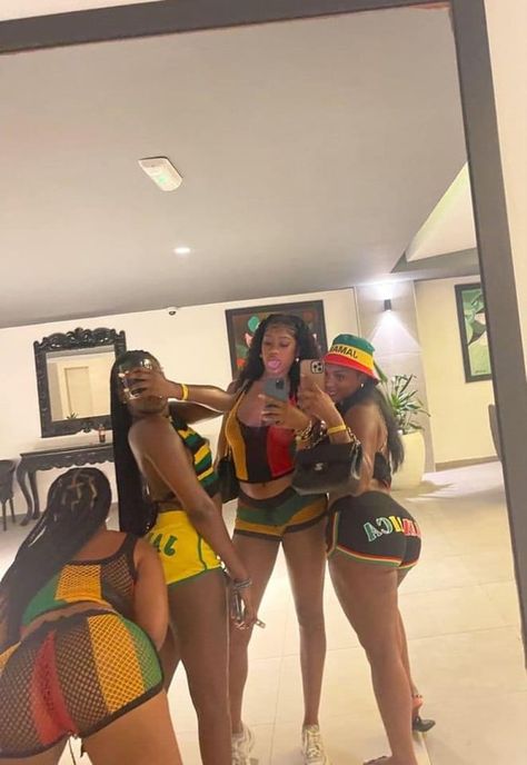 Jamaica Trip Black Women, Spongebob Aesthetic, Jamaica Pictures, Jamaica Girls, Jamaican Vacation, Jamaica Outfits, Black Friends, Friend Vacation, Jamaican Culture