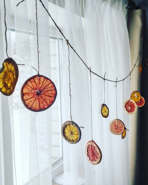 Primitive Garland, Orange Hanging, Bridal Shower Tables, Orange Decor, Dried Oranges, Home Diy Projects, Garland Decor, Lithuania, Winter Decor