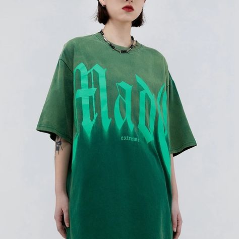 EXTREME OVERSIZED TEE Check in bio Gradient Color Design, Edgy Streetwear, Beige And Green, Hip Hop Tee, Baby Tees Y2k, Cooler Look, Fashion App, Black Khakis, Grunge Aesthetic