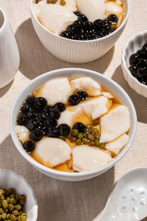 Tofu Pudding Recipe, Douhua Tofu, Chinese Desert, Sweet Tofu, Tong Sui, Chinese Tofu, Chinese Sweets, Tofu Dessert, Homemade Soy Milk